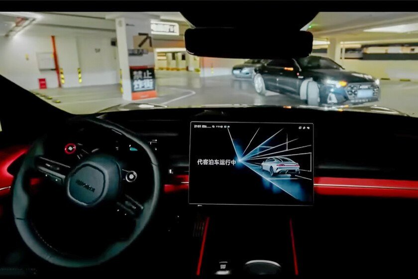 China prohíbe llamar 'autónoma' a la conducción asistida y veta el auto que se aparca solo